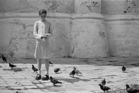 bambina con piccioni
